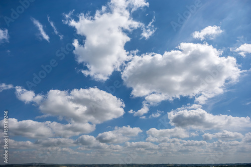 Schöner blauer Himmel über dem Saalekreis am Petersberg