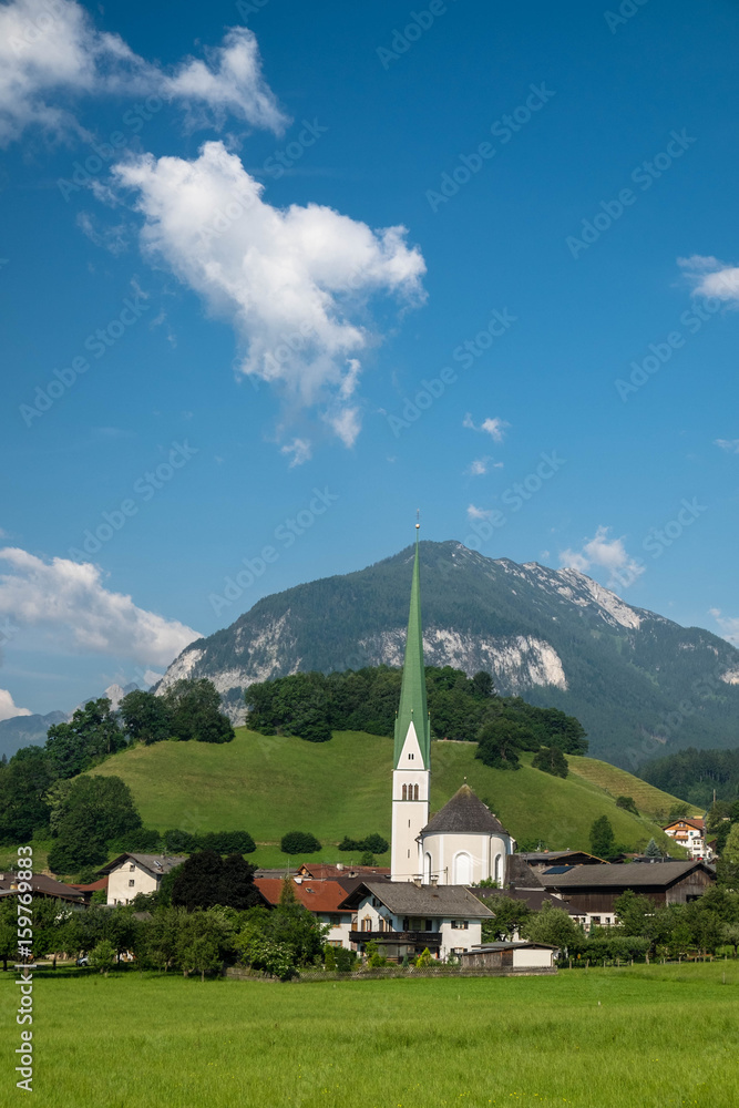 Dorf mit Kirche in Tirol