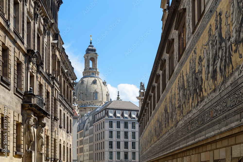 Fürstenzug in Dresden mit Blick auf die Frauenkirche
