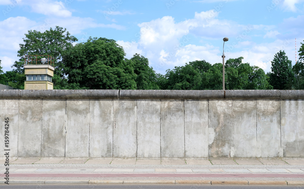 Fototapeta premium Mur berliński z wieżą obserwacyjną
