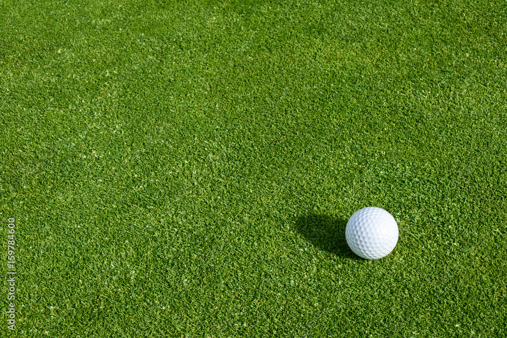 Foto op Glas Zijaanzicht van golfbal op een putting green - Nikkel-Art.be