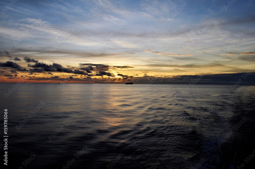 Atardecer alta mar puesta de sol