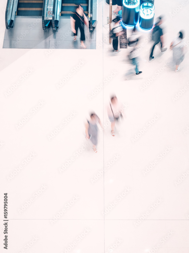 Obraz premium business people walking in shopping mall blur motion