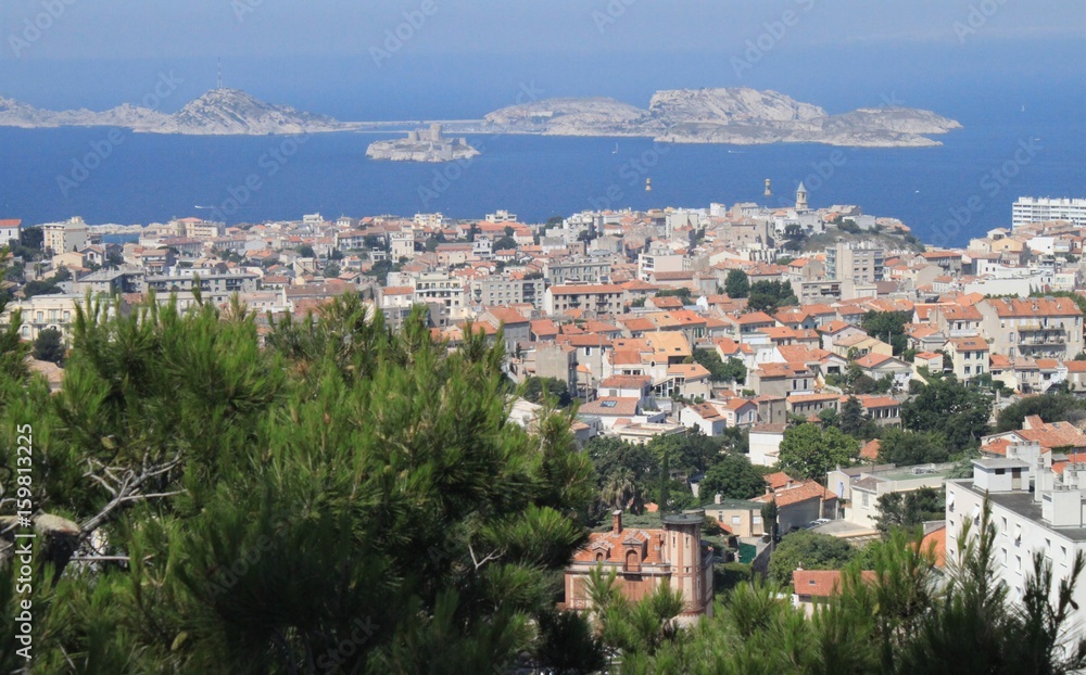 Blick über Marseille zu den Frioul-Inseln mit Chateau d`If