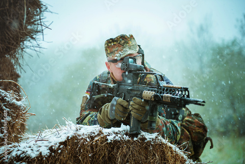 Fotografía sniper with automatic rifle . airsoft