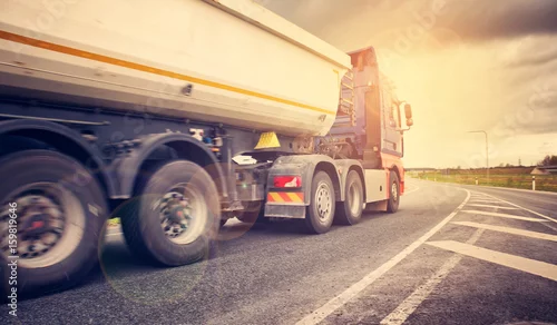 Obraz ciężarówka na drodze asfaltowej. ciężarówka dostarczająca ładunek