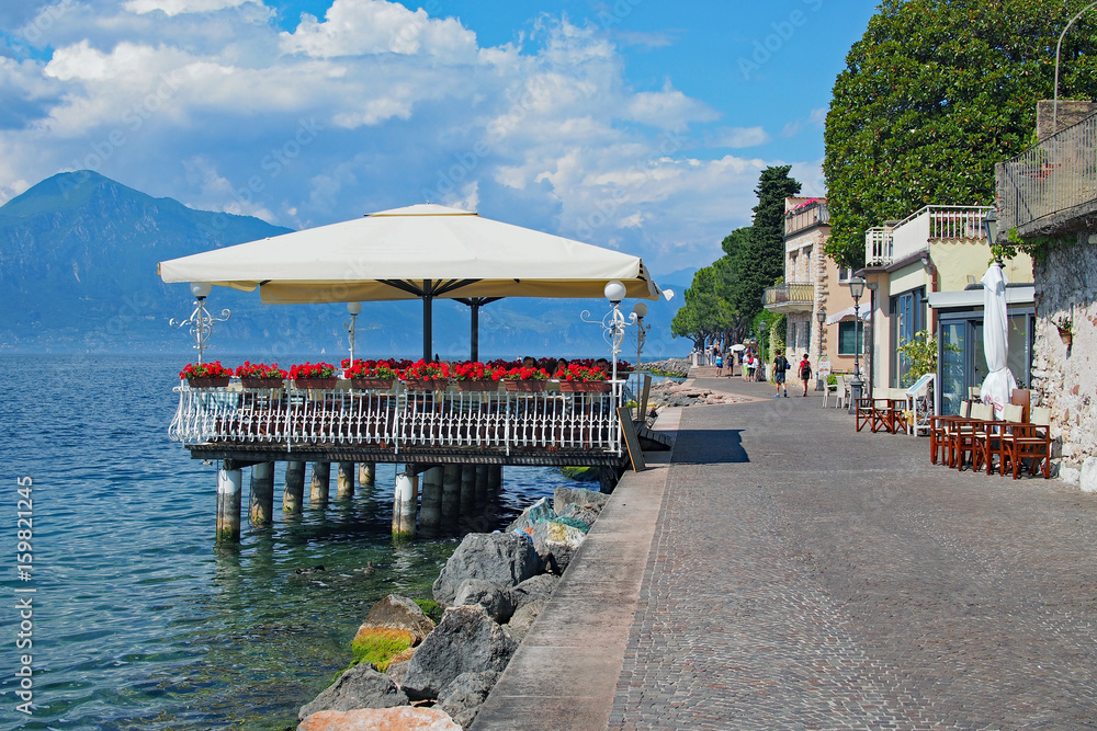 Obraz premium Die Uferpromenade von Torri del Benaco