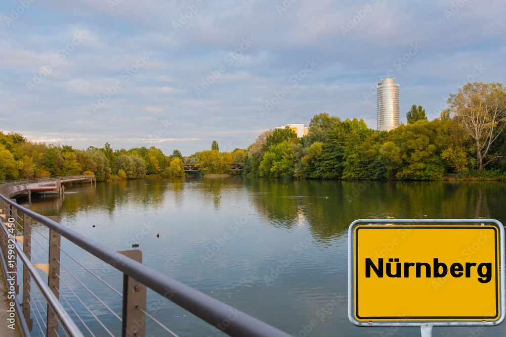 Obraz premium Ortsschild vor Business-Tower