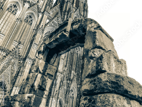 Seitenportal römisches Nordtor und Kölner Dom