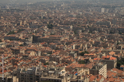 Fototapeta Naklejka Na Ścianę i Meble -  Blick über die Dächer von Marseille