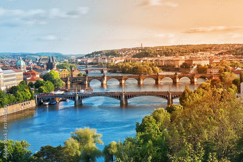 Naklejka premium Praskie mosty latem na zachodzie słońca. Republika Czeska.