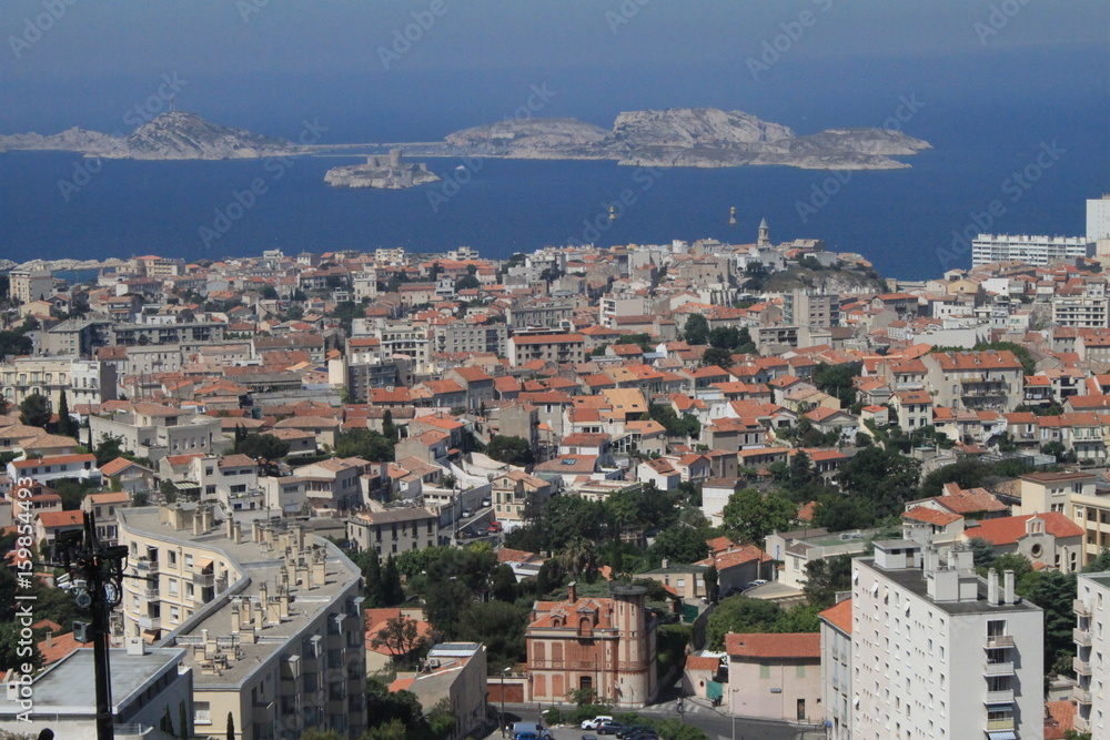 Blick über Marseille zu den Frioul Inseln