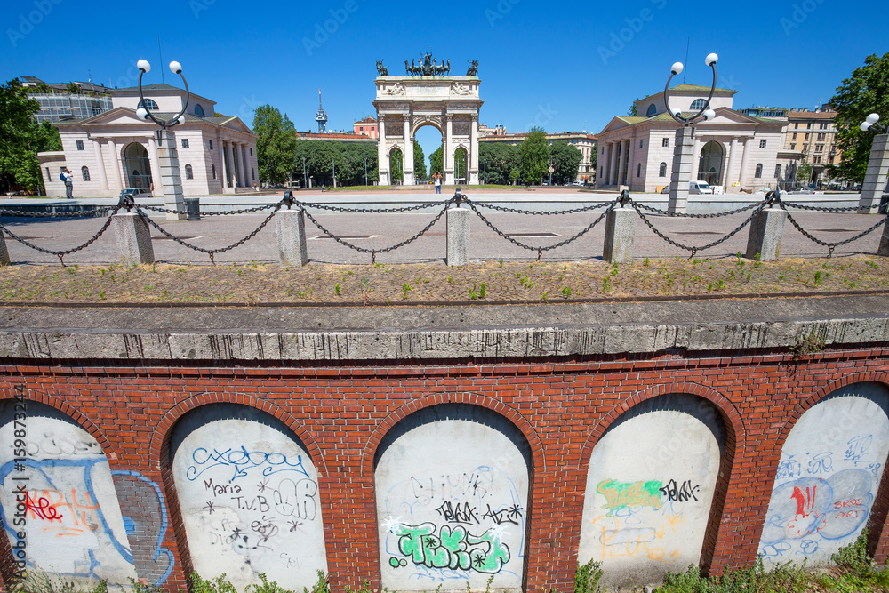 Obraz premium MILAN, ITALY, JUNE, 7, 2017 - Arco della Pace, (Arch of Peace), near Sempione Park in city center of Milan, Italy