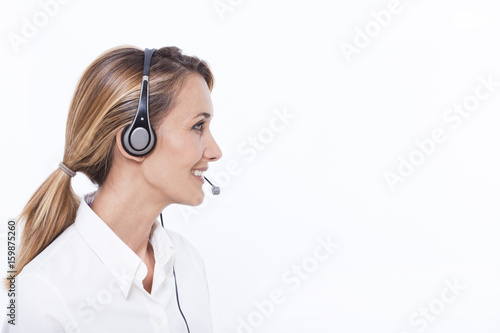 femme avec un casque micro sur les oreilles 