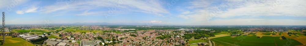 Natura e paesaggio comune di Solaro, Milano: vista aerea di un campo, case e abitazioni, coltivazione, prato verde, campagna, agricoltura, alberi. Italia