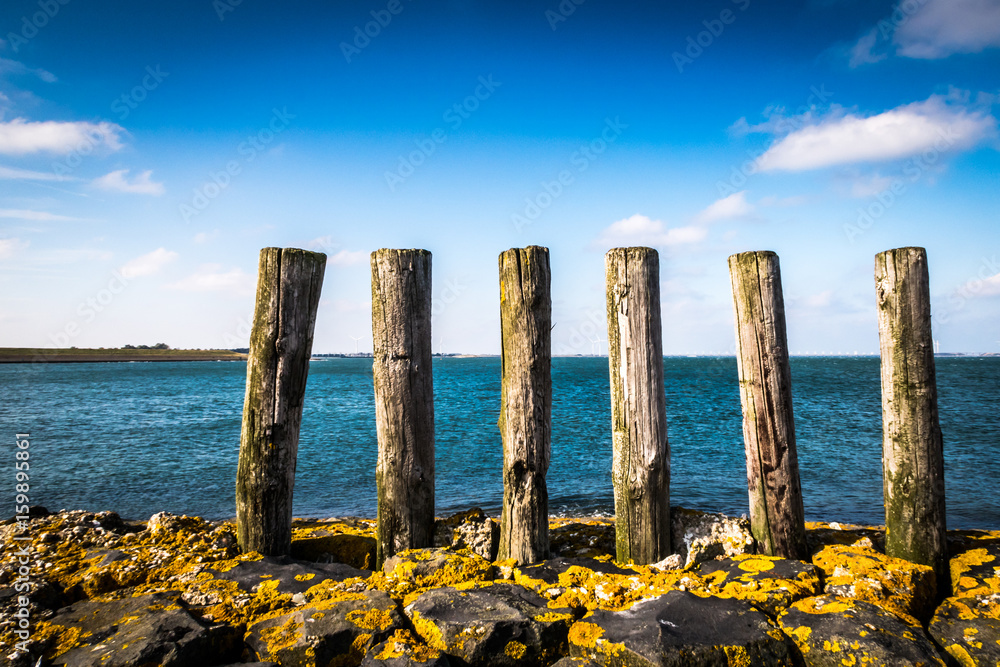 Buhne auf Steinwall an der Nordsee, NL, Zeelandd Buhne auf Steinwall an der Nordsee, NL, Zeelandd