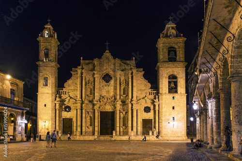 Kathedrale abends in Havanna.