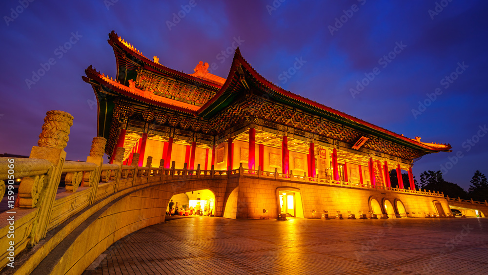 Fototapeta premium Taipei, Taiwan - 2017: Liberty Square with Chiang Kai-shek Memorial Garden in Taipei 
