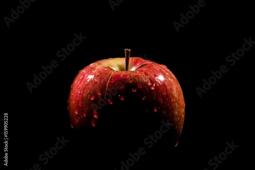 Gocce di rugiada su mela rossa photo
