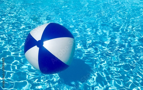 Ball im Pool im Wasser mit Textfreiraum