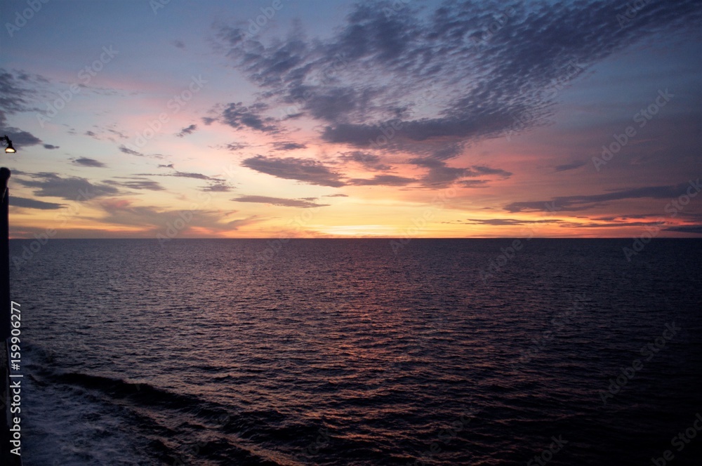 Puesta de sol atardecer en alta Mar