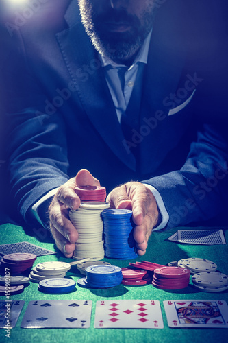 Obraz na plátne Pokerspieler setzt alles