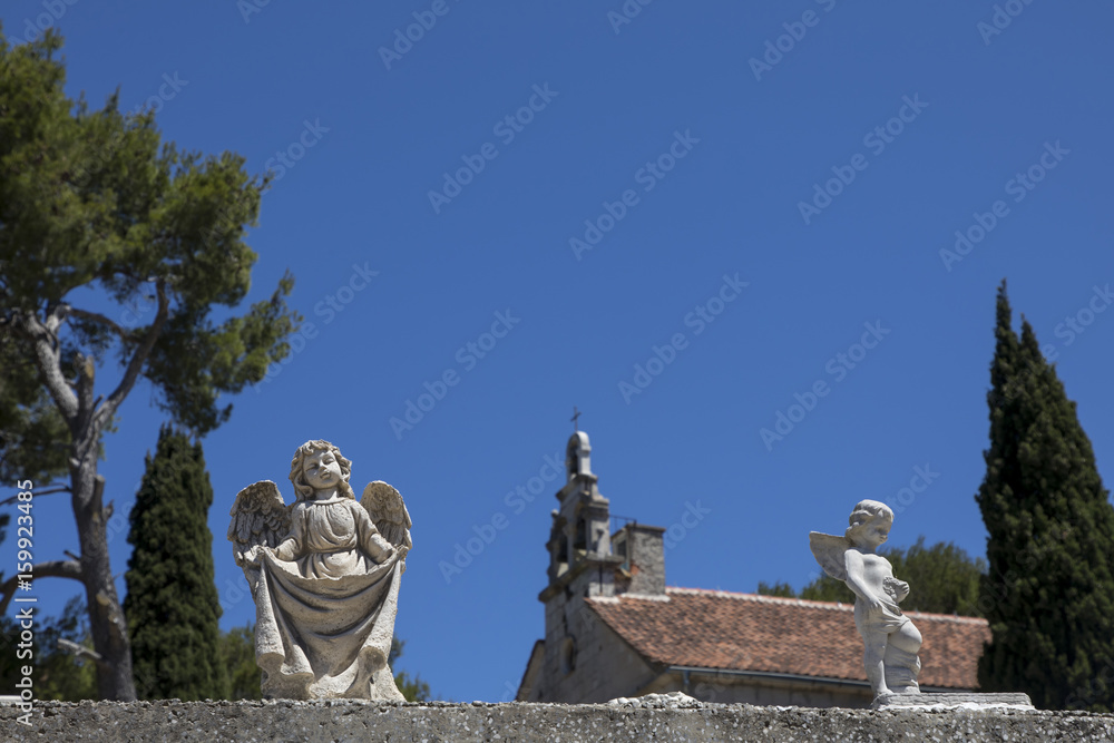 Obraz premium Friedhof und Kirche Sveti Marija auf der Insel Zirje,Kroatien
