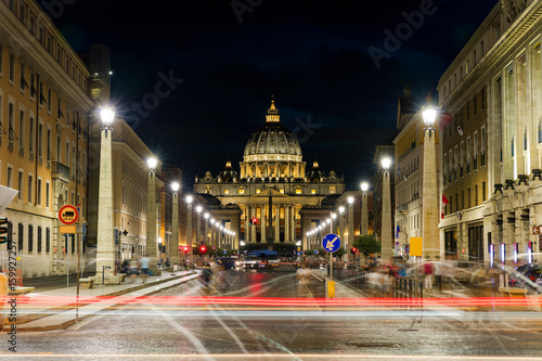 Fototapeta Naklejka Na Ścianę i Meble -  Saint Peter's Basilica at night in Rome