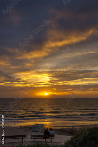 Ein Pärchen genießt den romantischen Sonnenuntergang an der Atlantikküste © zauberblicke