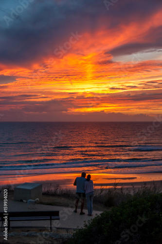 Ein Pärchen genießt einen romantischen Sonnenuntergang am Meer © zauberblicke