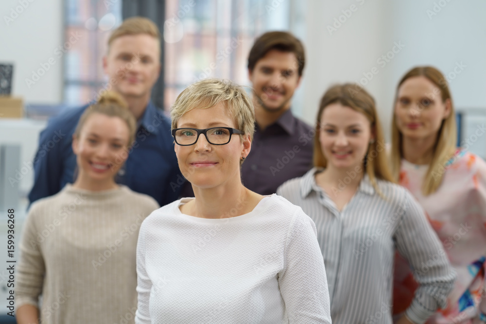 Obraz premium moderne geschäftsfrau mit ihrem team