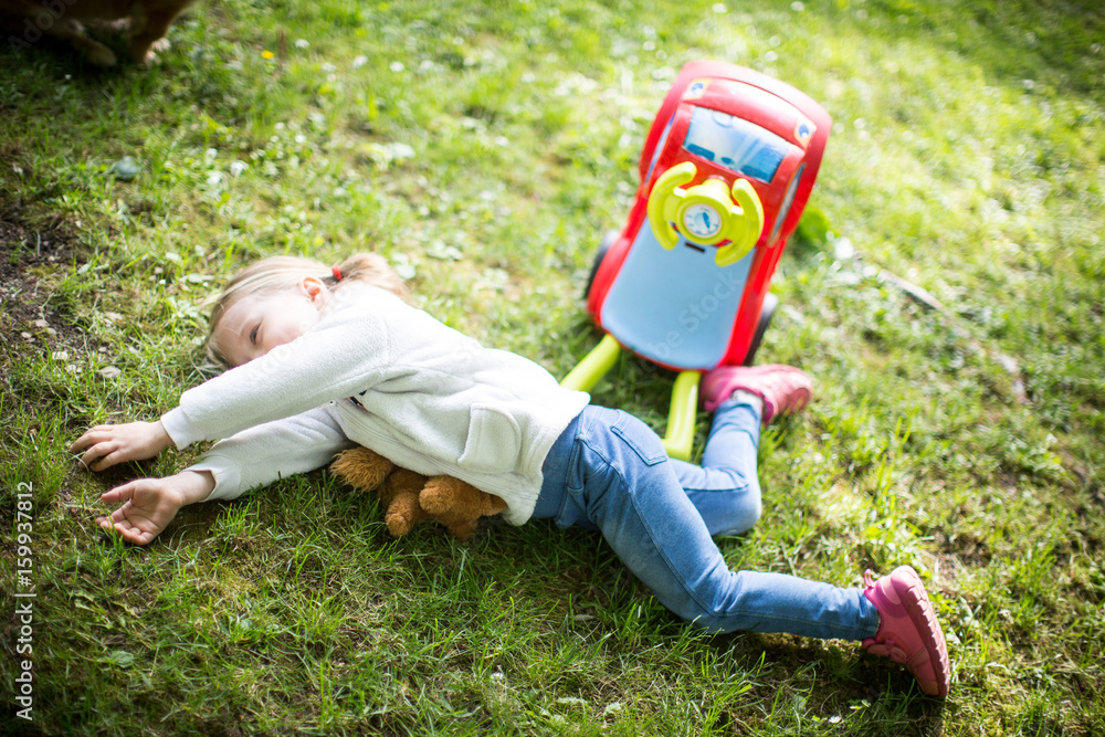 kleiner Unfall im Garten Stock-Foto | Adobe Stock