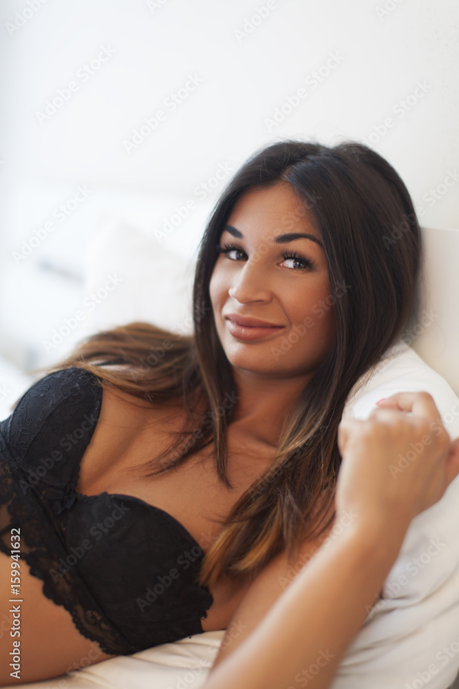 attraktive Frau im Bett attraktive Frau im Bett