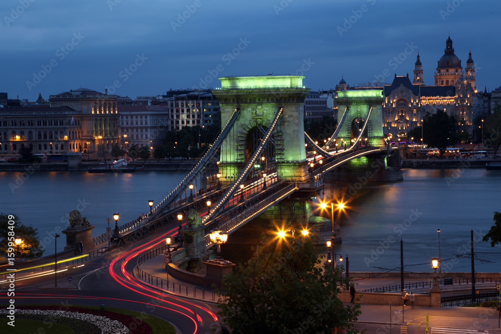 Fototapeta premium Chain bridge at night 