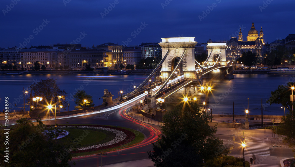 Fototapeta premium Chain bridge at night