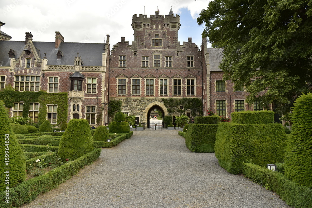Le jardin de la cour d'honneur du château de Gaasbeek près de Bruxelles