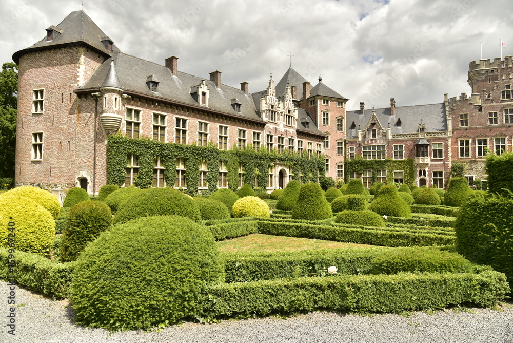Le jardin de la Cour d'Honneur et le château de Gaasbeek sous une éclaircie 