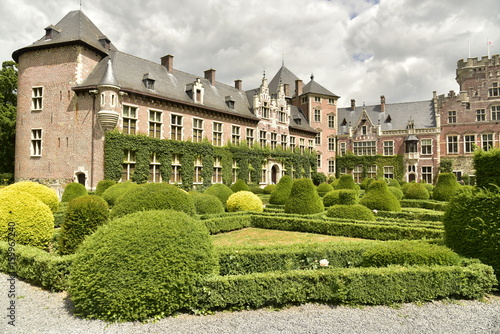 Le jardin de la Cour d'Honneur et le château de Gaasbeek sous une éclaircie  photo