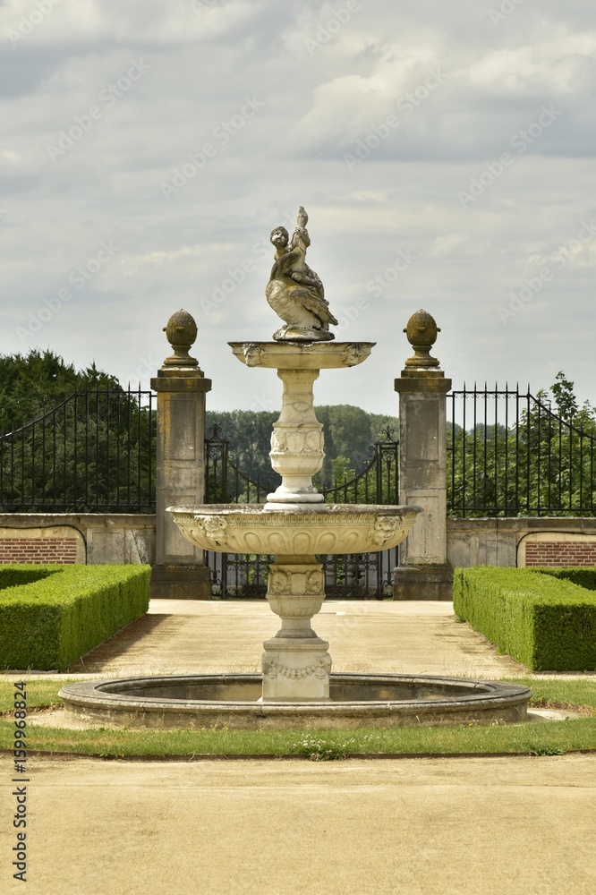 La fontaine rustique au milieu du jardin à la française du domaine du château-fort de Gaasbeek 
