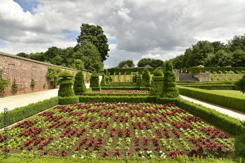 Plantes rouges et vertes en damier dans l'un des carrés de verdure du Jardin à la Française au domaine du château de Gaasbeek près de Bruxelles 