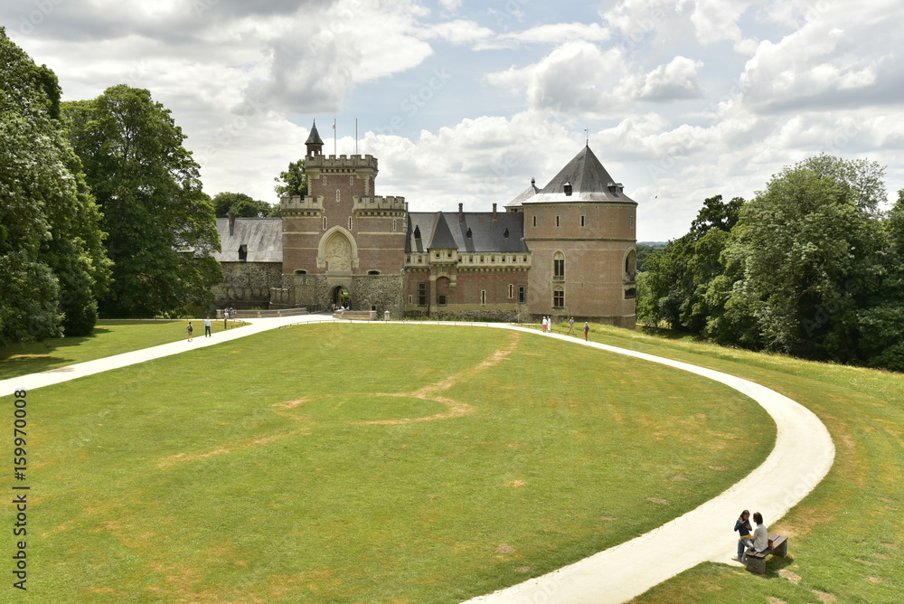 La grande pelouse devant le château-fort de Gaasbeek près de Bruxelles