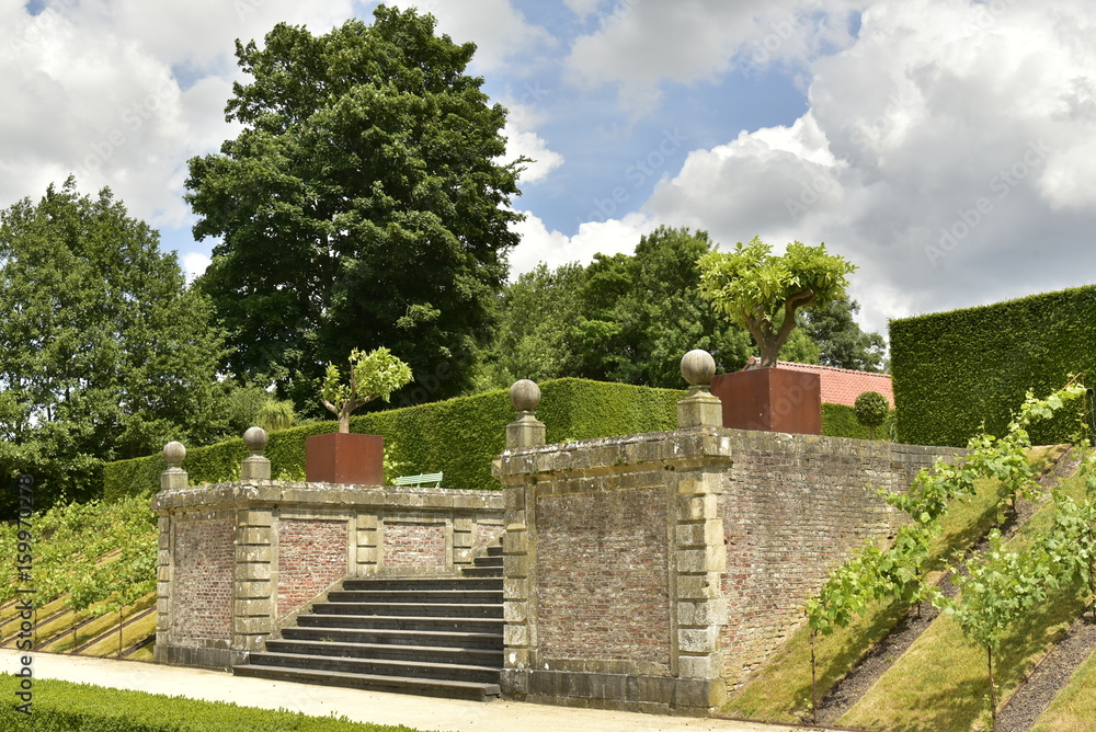 L'escalier d'accès entre deux murs rustiques au Jardin à la Française du domaine du château de Gaasbeek près de Bruxelles