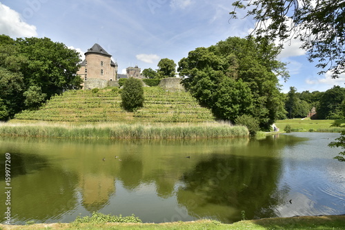 Le premier étang du domaine devant le champs de la vigne et le remarquable château-fort de Gaasbeek ,près de Bruxelles 