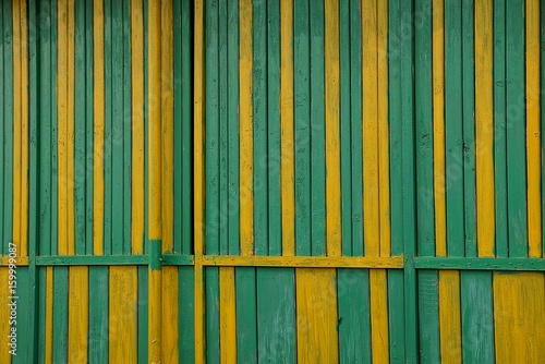  жёлтый и зелёный фон из деревянных досок забора 
