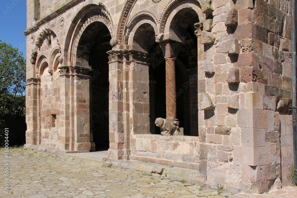 particolare della facciata della chiesa romanica di Sant'Antioco di Bisarcio (Sassari, Sardegna)