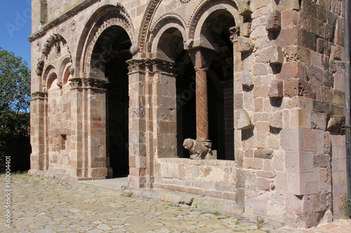 particolare della facciata della chiesa romanica di Sant'Antioco di Bisarcio (Sassari, Sardegna)