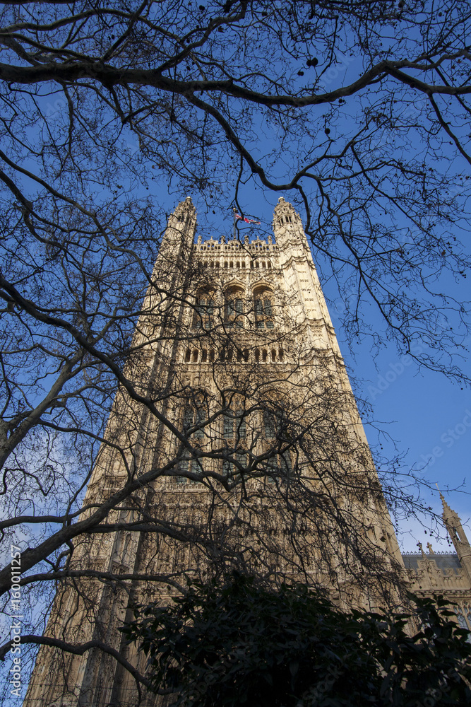 Φωτογραφία United Kingdom House of Parliament in London with Trees and Blue Sky