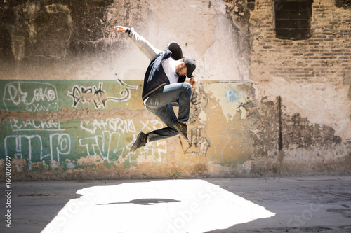 Canvas Print Male urban dancer in the air