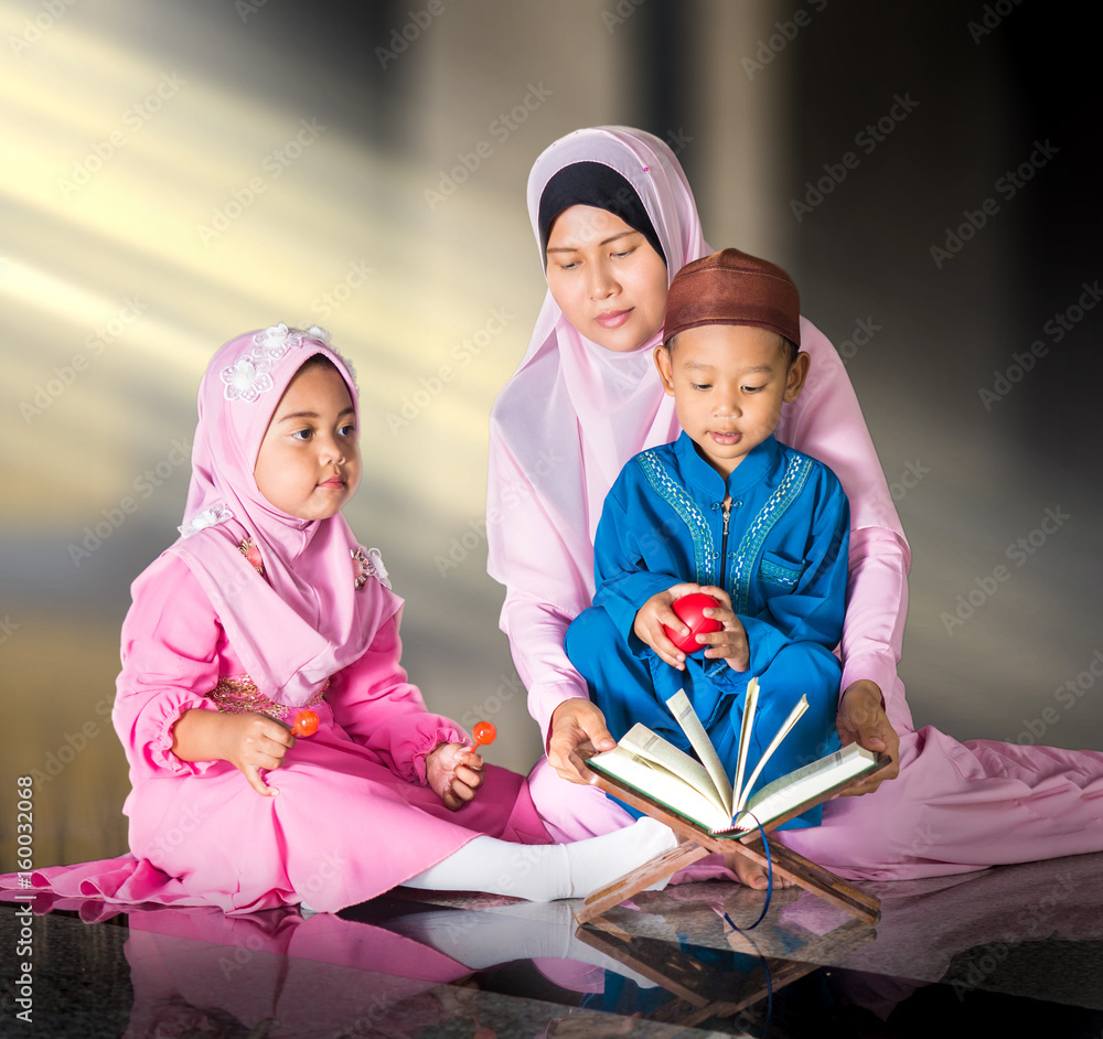 Φωτογραφία happy muslim girl with full hijab in pink dress
