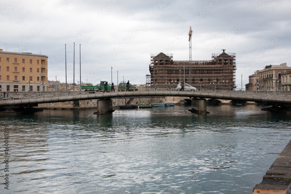 Obraz premium Italy Sicily Siracusa - Ortigia Bridge